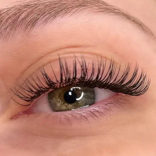 Gros plan sur oeil maquillé avec le mascara Maya Gold - cils allongés, définis et recourbés pour un effet naturel sans paquet